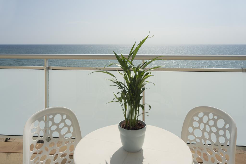 فندق 4R Miramar كالافيل المظهر الخارجي الصورة